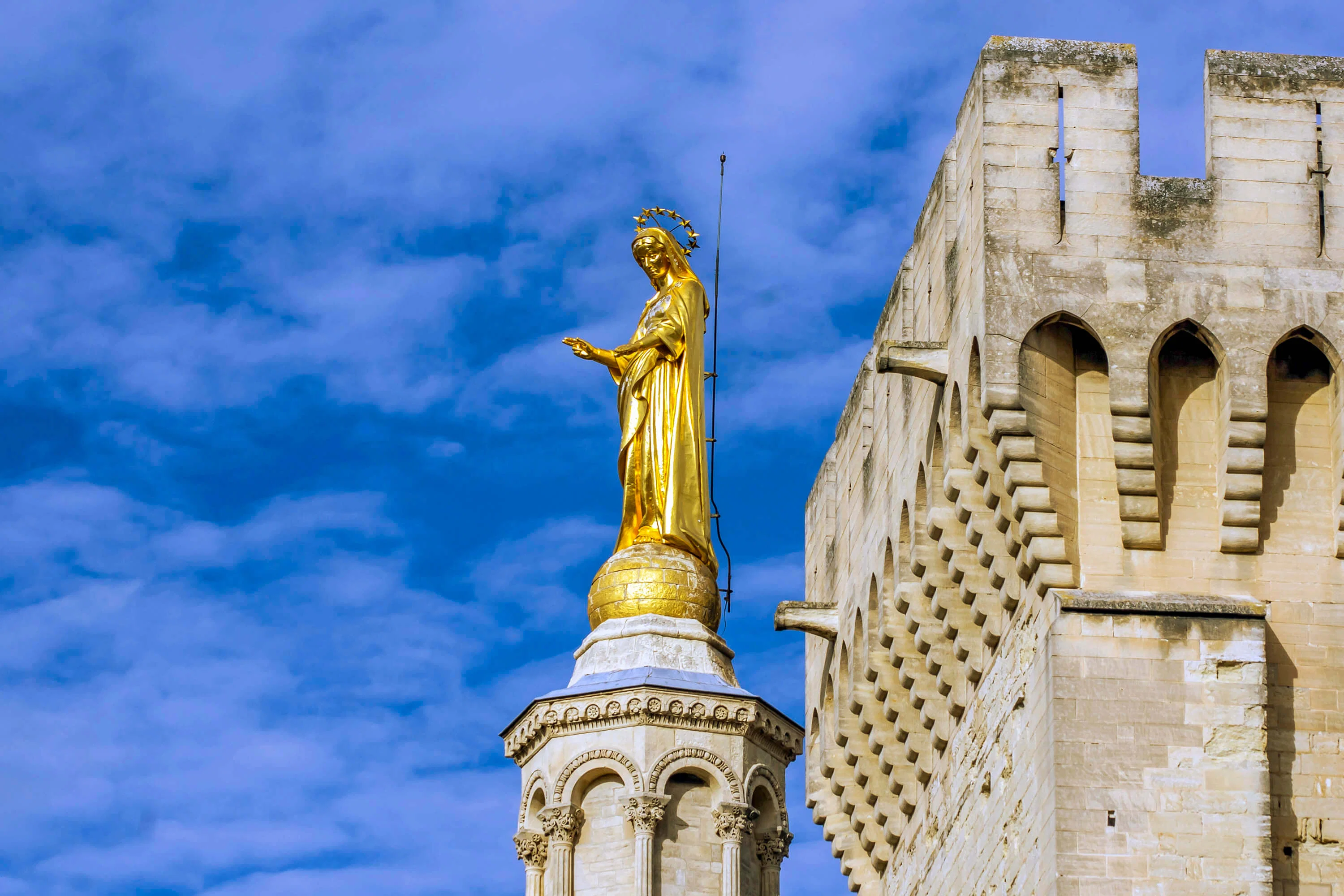 Avignon Walking Tour with an Audio Guide on Your Smartphone