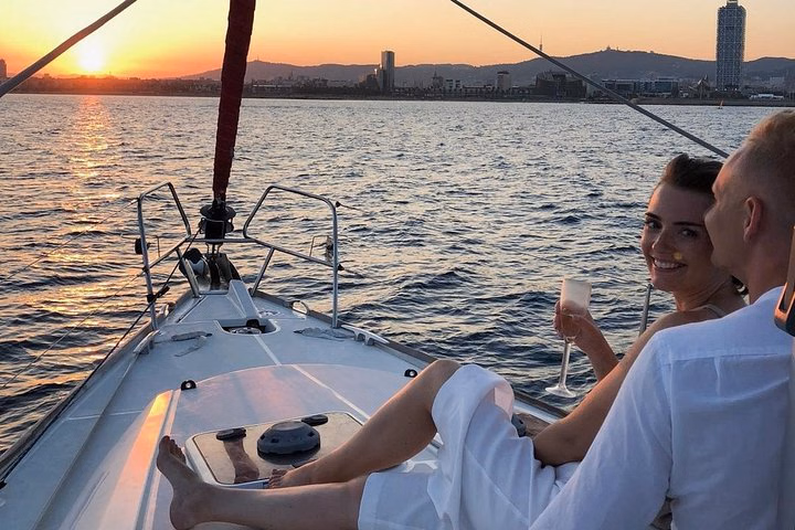 Barcelona 1H- Private Sunset Sailing with Drinks