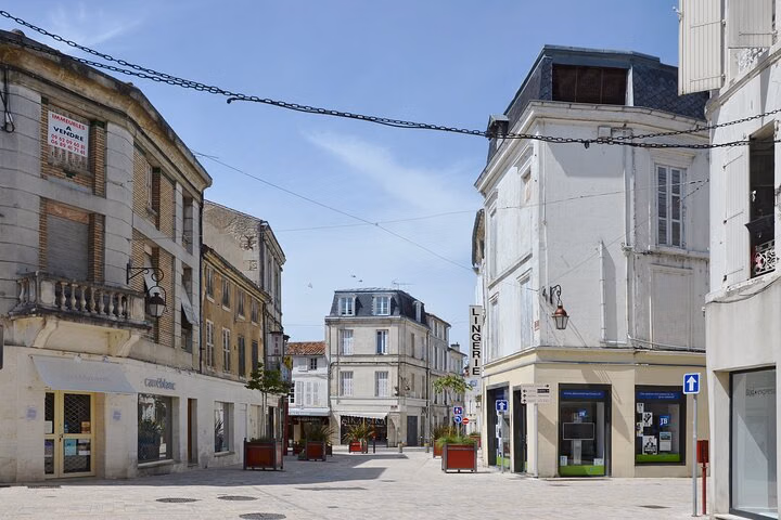 Discover the Heritage of Cognac on a Private Tour from Bordeaux