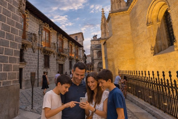 Granada Scavenger Hunt & Highlights Self-Guided Walking Tour