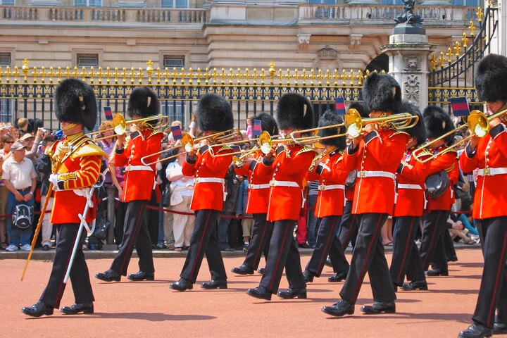 Changing of the Guard & Royal Food Tour with 15+ Tastings