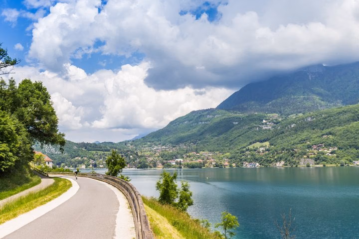 Annecy and Lake Annecy Private Day Tour from Lyon