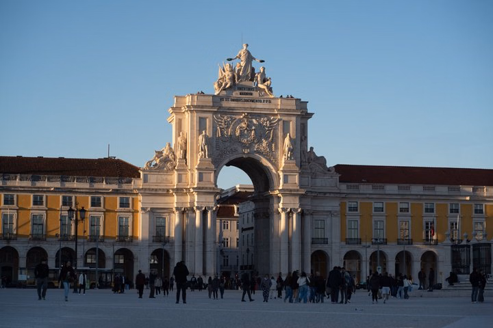Lisbon: Private Van Me Around