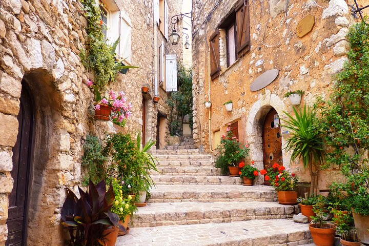 Full-Day Shared Tour Provence and its Medieval Villages from Nice