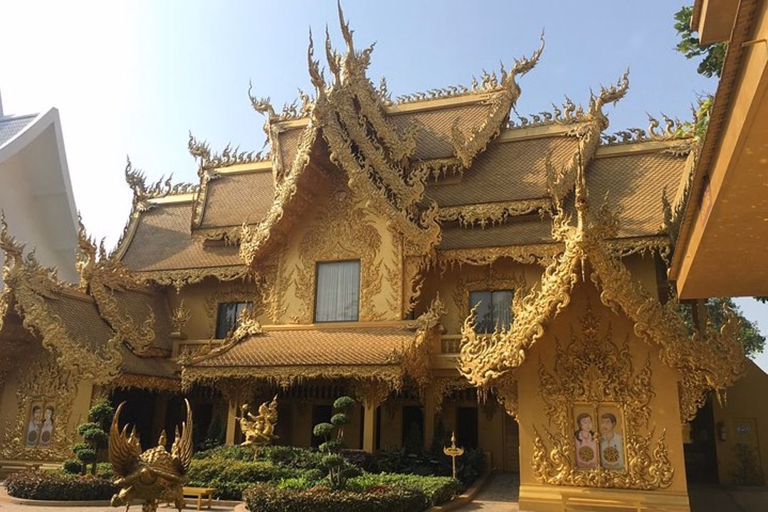 Chiang Mai-Chiang Rai: White - Blue temple - Black Museum-Golden Triangle