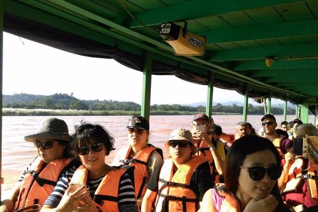 Chiang Mai-Chiang Rai: White-Blue Temple-Black Musuem-Golden Triangle-Boat Trip Mekong River-Karen Village