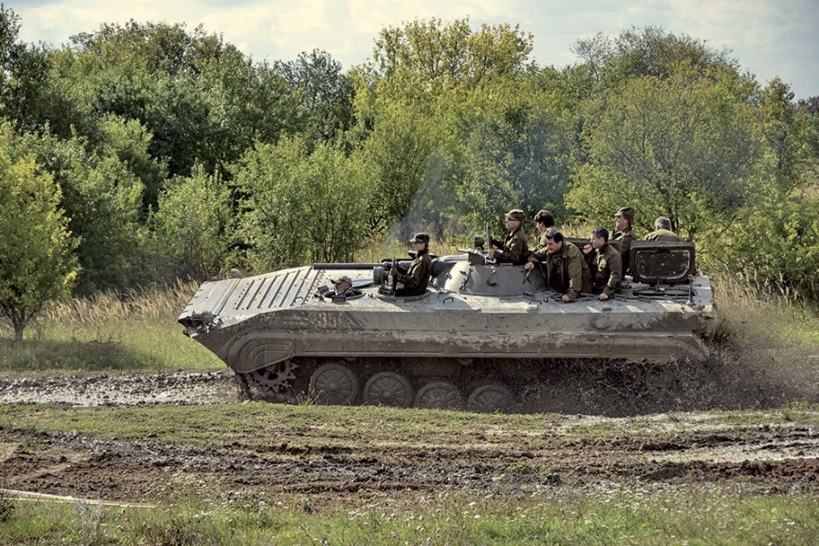 Infantry fighting vehicle ride + machine-gun shooting