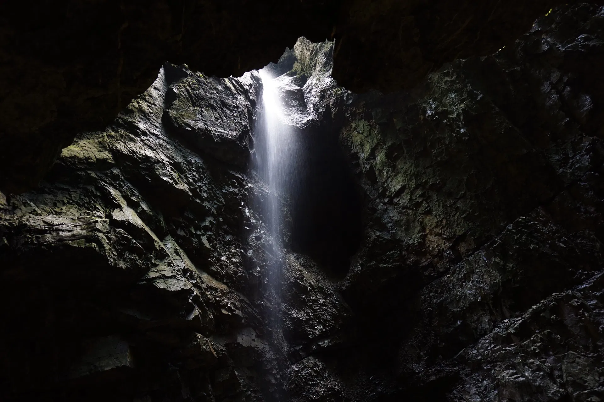 Adrenalin journey to the depths of the Earth
