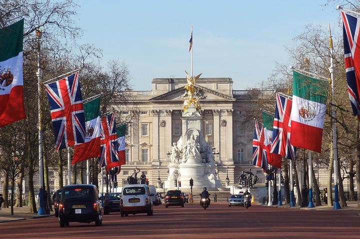Royal London: Buckingham Palace, Westminster Abbey, Kensington Palace with In-App Audio Tour