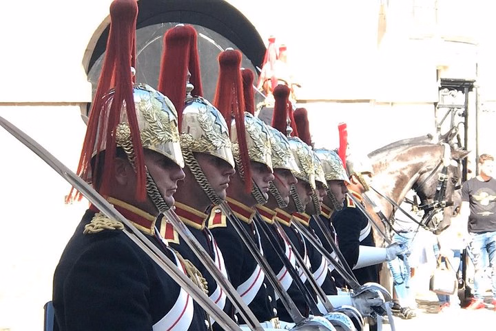 Half Day Traditional Private London Tour by Walking & Public Transportation