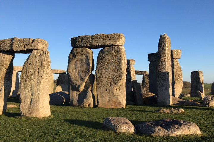 Full-Day Private Tour to Salisbury, Stonehenge and Woodhenge
