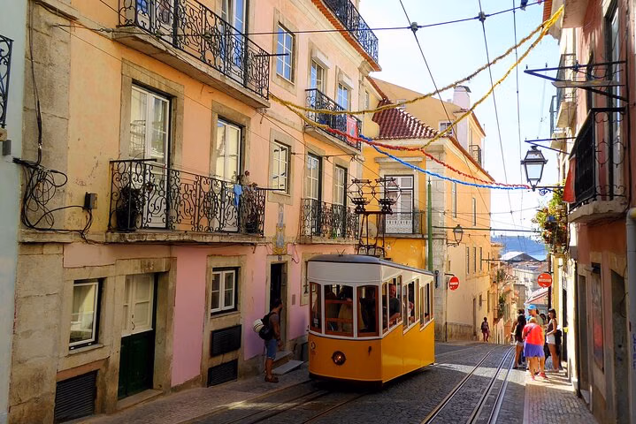 Layover in Lisbon a Private Tour with a local: Best Highlights of Lisbon