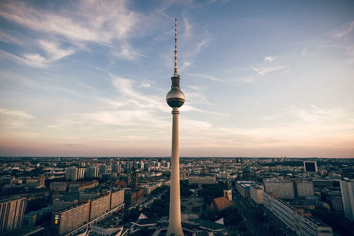 Layover in Berlin a Private Tour with a local: Best Highlights of Berlin