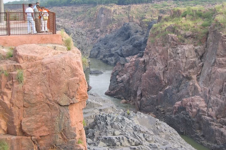 Discover the Raneh Fall from Khajuraho (Guided Halfday Sightseeing Tour by Car)
