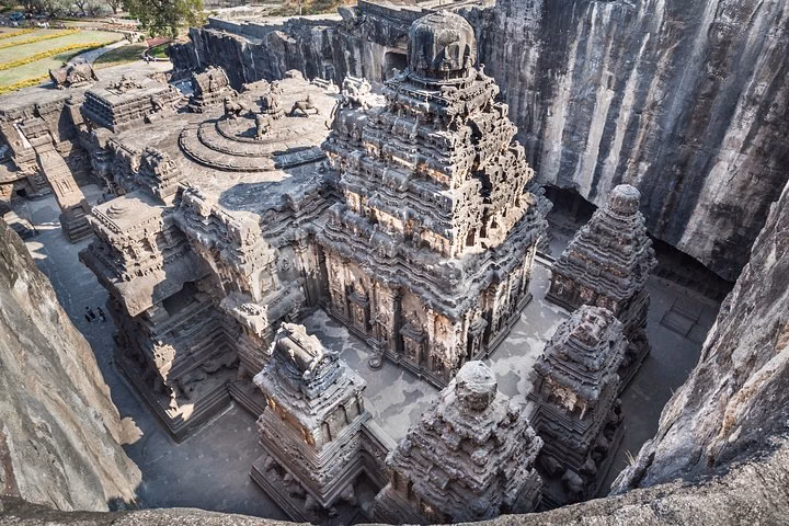 Day Trip to Ellora Caves & Daulatabad Fort (Guided Tour by Car from Aurangabad)