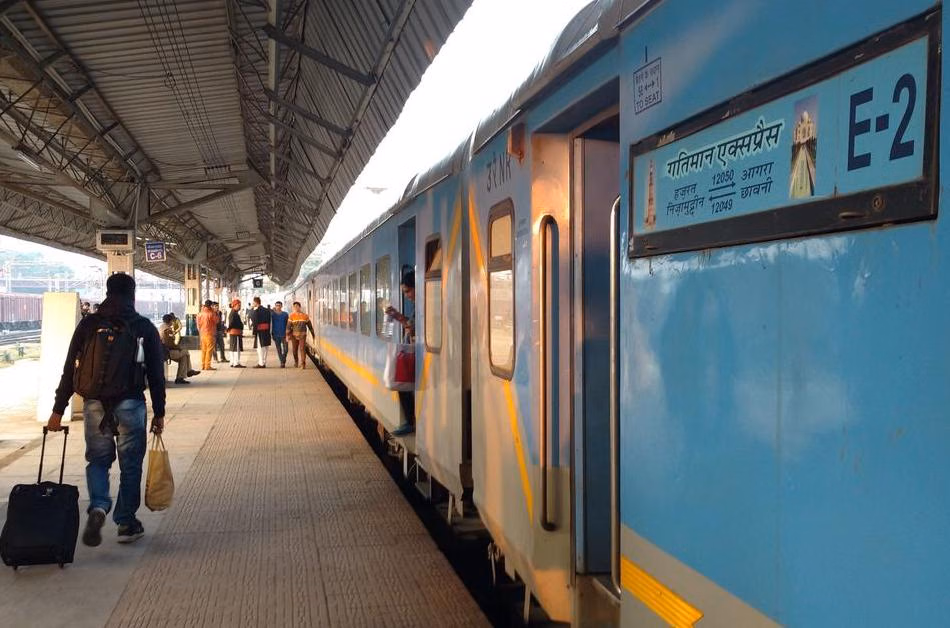 Day trip to Agra. Taj Mahal by Superfast Train
