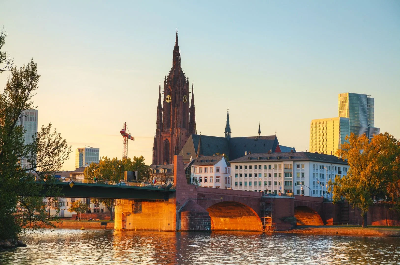 Frankfurt: Walking Audio Tour on Mobile App