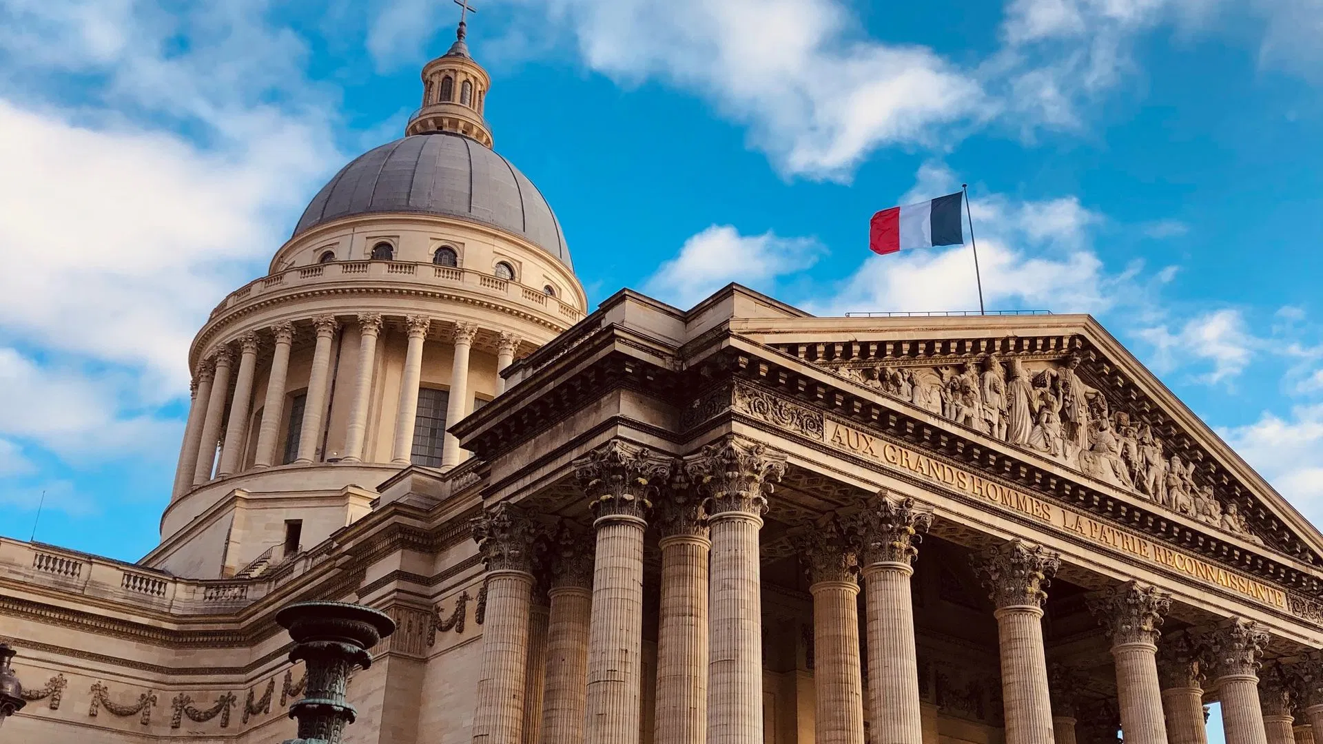 Paris Historical Insight: Walking Audio Tour with Tickets to Chateau de Vincennes