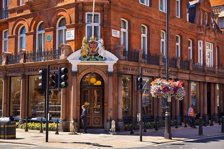 Luxurious Mayfair in London Tour and Exploration Game