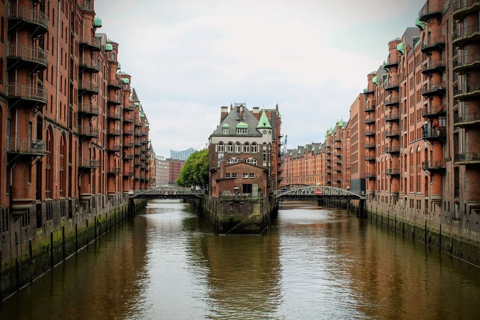 Hamburg HafenCity Stroll: Walking Audio Tour on Mobile App