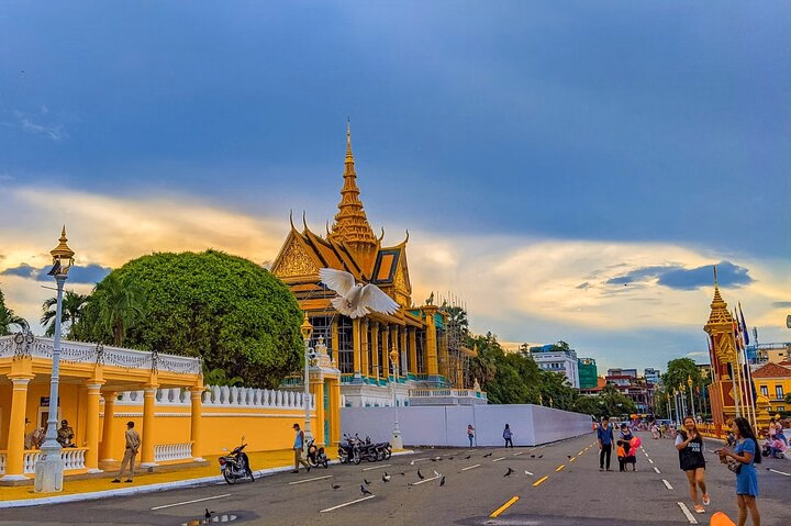 Koh Dach Silk Island and Phnom Penh Full Day Private Tour