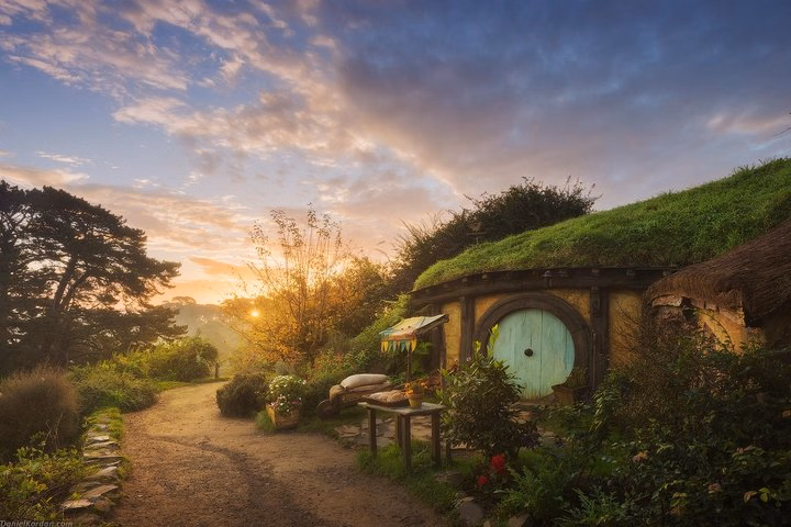 Hobbiton Movie Set tour & Glowworm Cave day tour