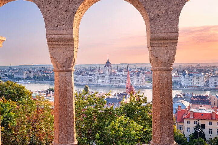 Budapest Scavenger Hunt & Highlights Self-Guided Walking Tour
