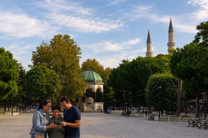 Istanbul Scavenger Hunt & Highlights Self-Guided Walking Tour