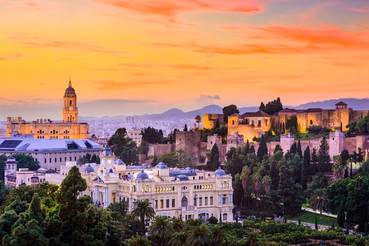 Malaga Scavenger Hunt & Highlights Self-Guided Walking Tour