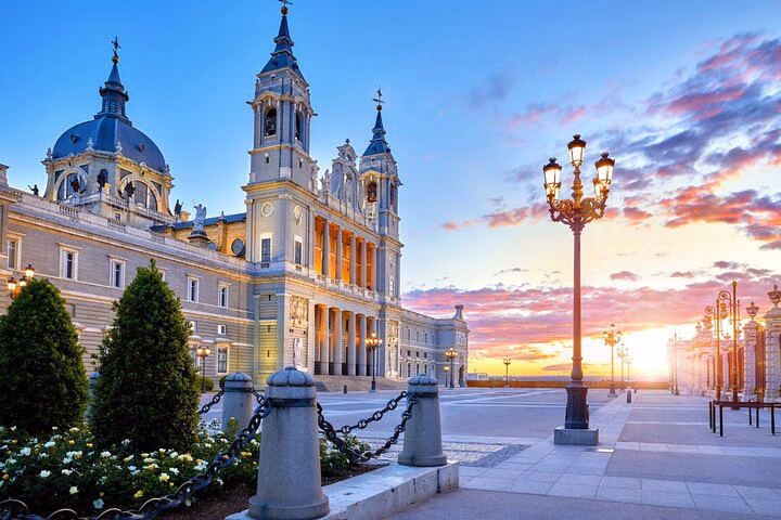 Madrid Scavenger Hunt & Highlights Self-Guided Walking Tour