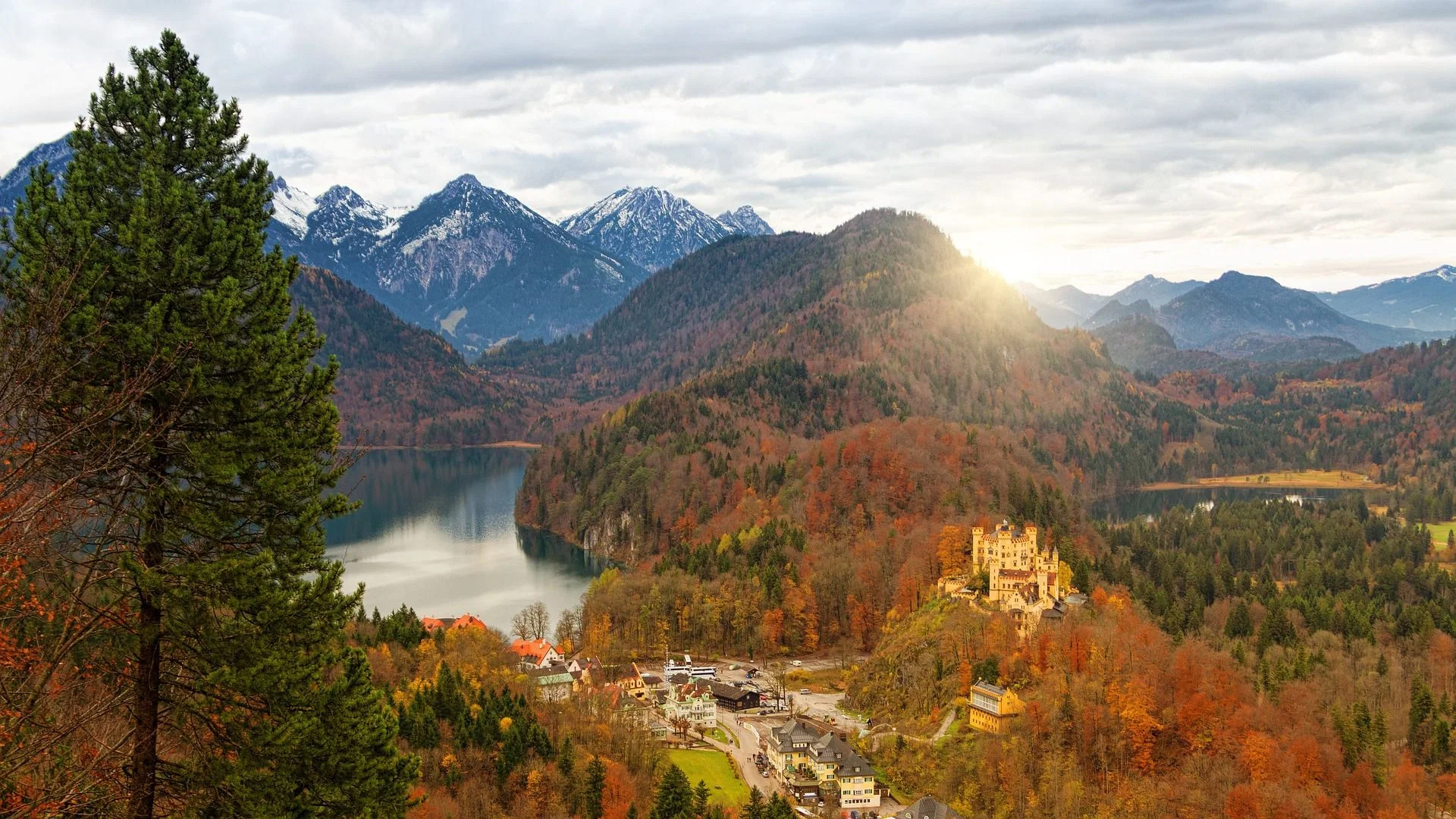 Bavarian Castles: Neuschwanstein and marvelous Alps Walking Audio Tour on Mobile App