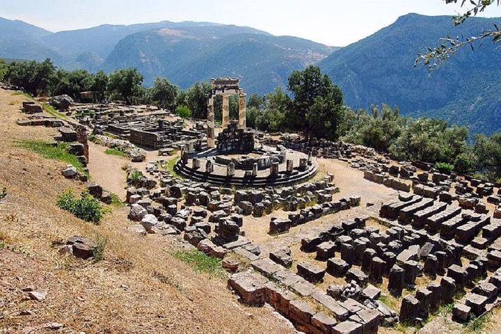 Delphi Guided Small Group Day Tour from Athens