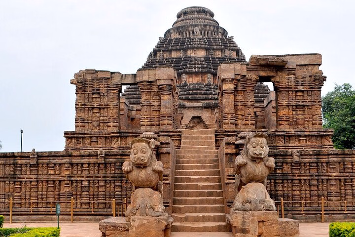 Full Day Trip to Konark Temple and Chilka Lake from Bhubaneswar