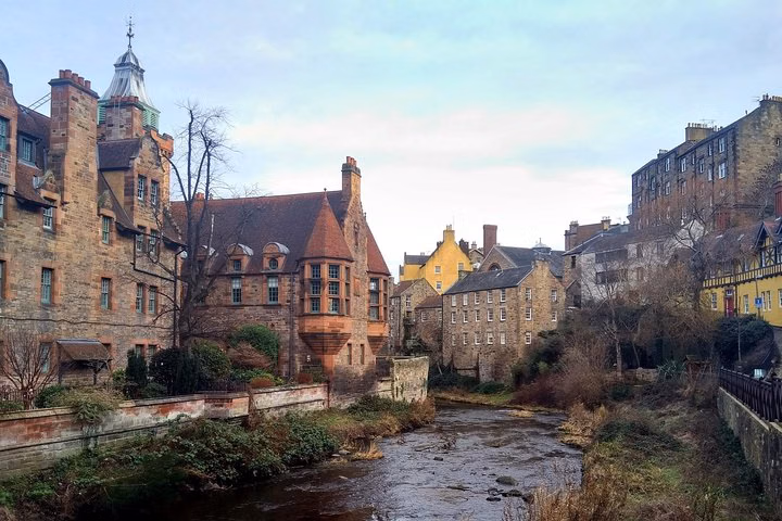 Edinburgh Walking Tour: Private & Custom with a Local (2-4hrs)