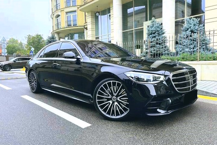 Hourly Disposal Service in Paris: Private Driver by Luxury Car