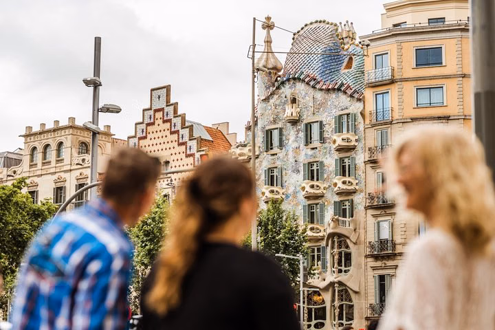 Barcelona: Private & Custom Walking Tour with a Local (8-hours)
