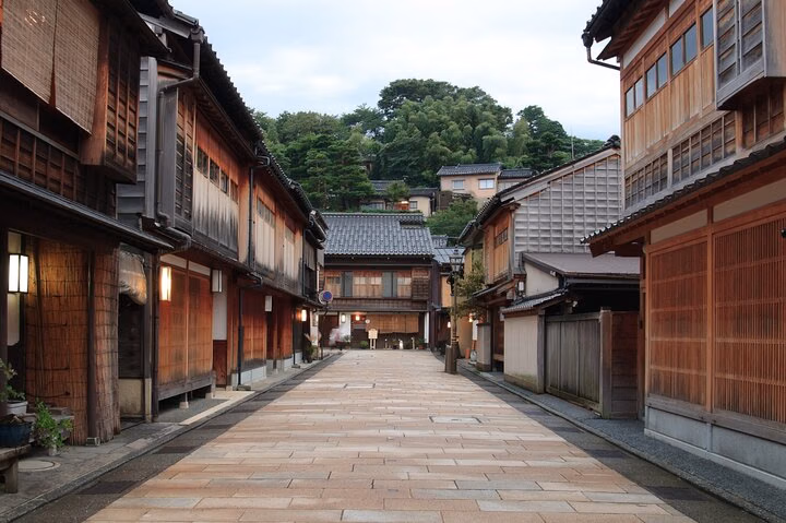 Kanazawa Like a Local: Private & Personalized Experience 2-3 hrs