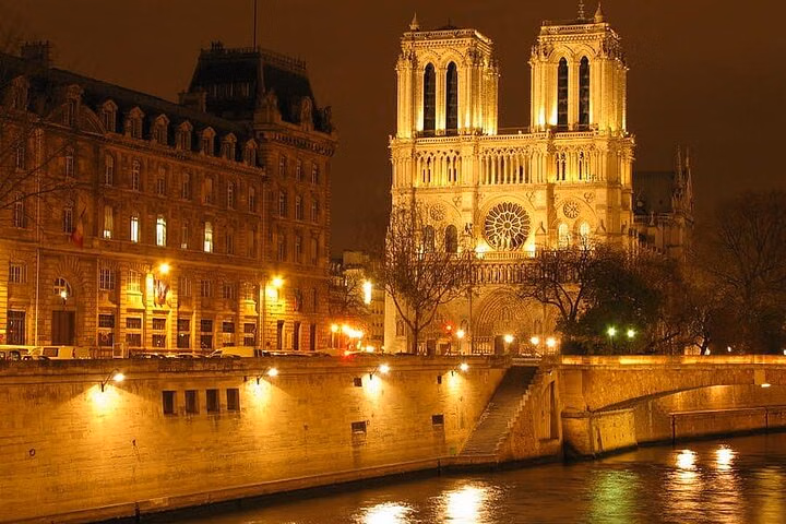 Paris Magical Evening with Champagne on board by Luxury Van