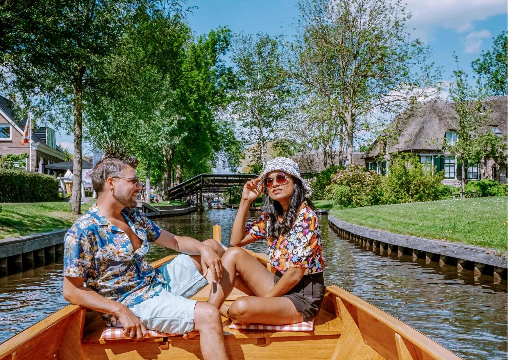 Giethoorn Guided Day Trip from Amsterdam with 1-hour Boat tour