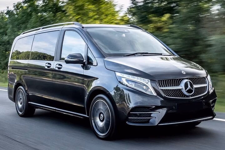 4 hours Private London City Tour in Mercedes with Driver & Audio