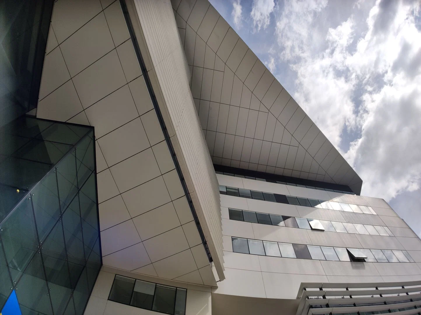 Meriadeck In App Tour: Brutal, Modern and Contradictory District of Bordeaux (FR)