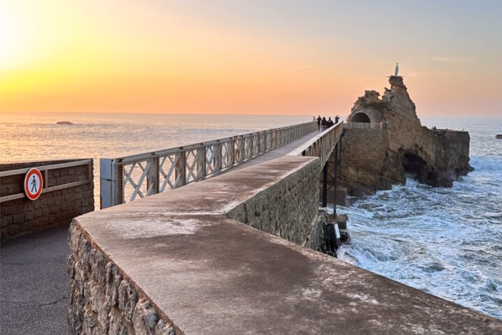 Biarritz Self-Guided City Walking Tour & Scavenger Hunt