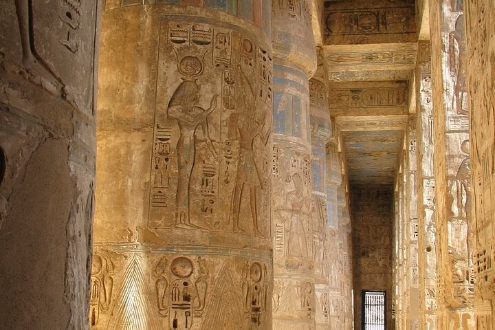 Luxor Private Tour: Valley of Queens & Habu with Guide & Tickets