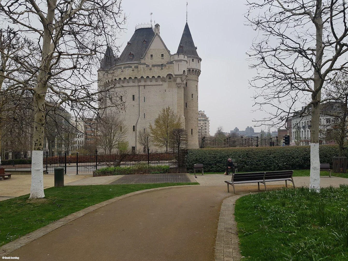 Brussels: Halle Gate to Mont des Arts Audio Tour