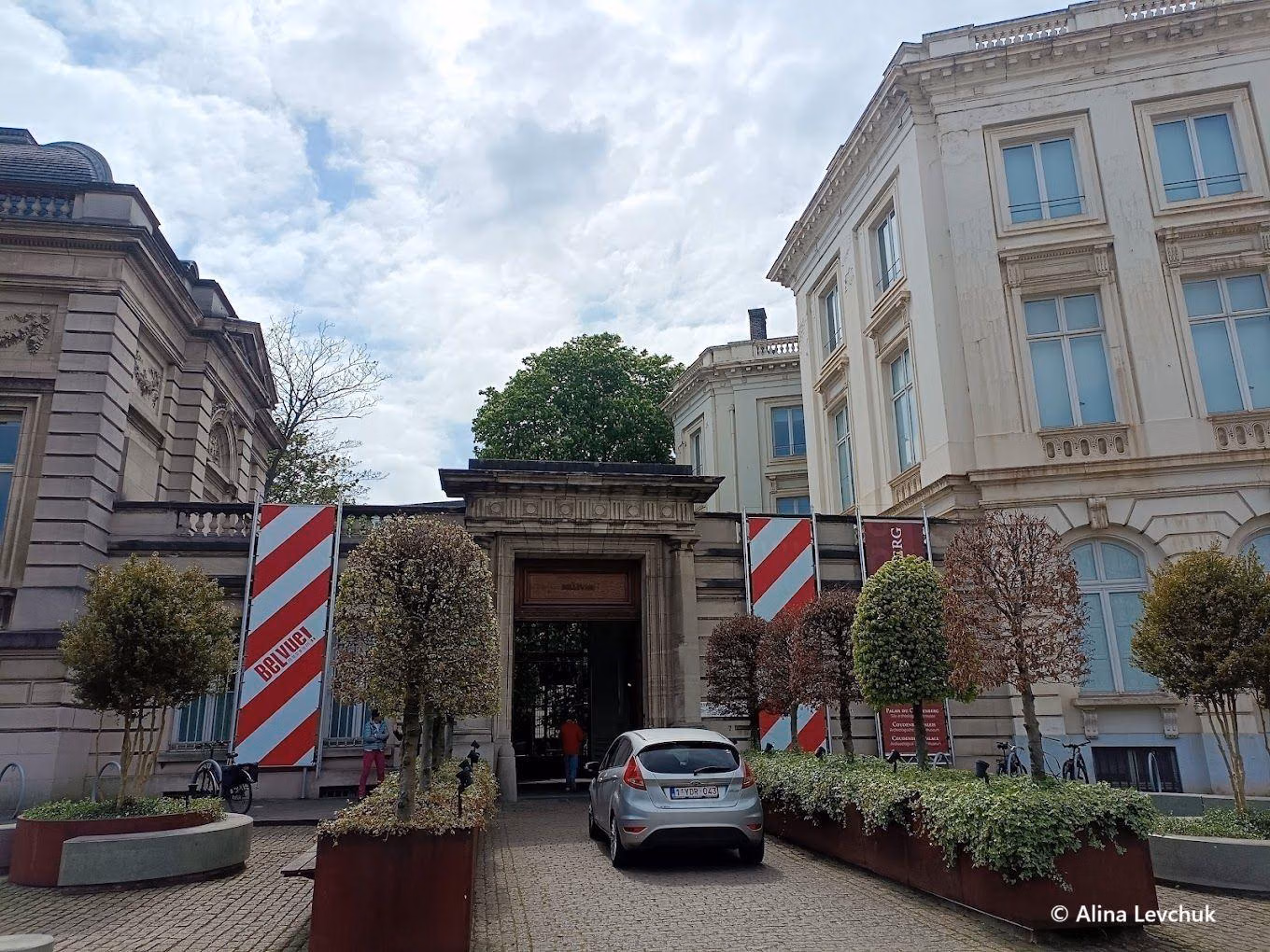 Brussels: Royal Palace to Stock Exchange Audio Tour