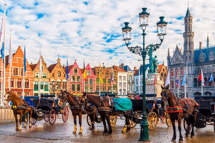 Bruges Highlights Private Trip from Paris with Boat and Beer