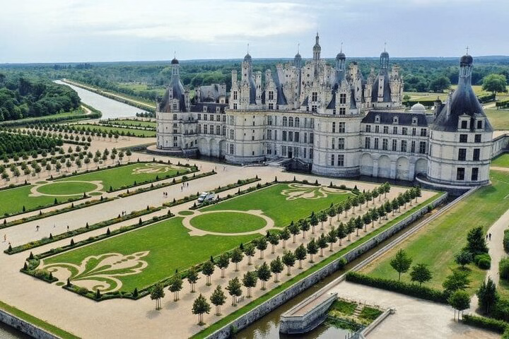 Loire Valley 3 Best Castles and Wine Tasting Private from Paris