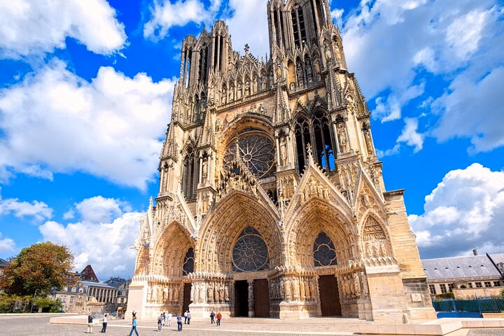 Holiday Taxi - from Brussels to Reims with 2h Stop in Waterloo
