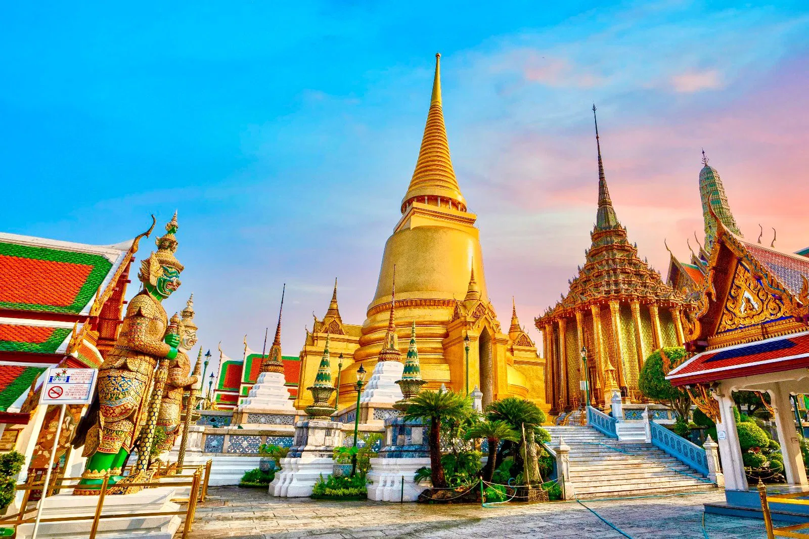 Bangkok: Private Grand Palace, Wat Pho and Chinatown Walking Tour